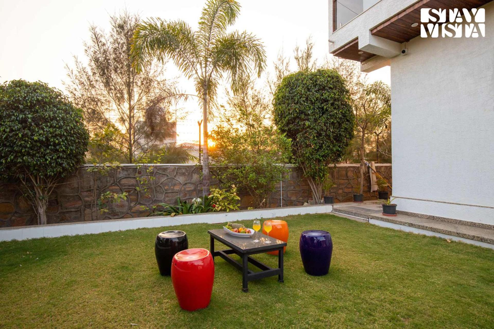 Stayvista'S Bella Dream - Mountain-View With Outdoor Pool, Lawn Featuring A Gazebo & Indoor Games Udaipur Luaran gambar